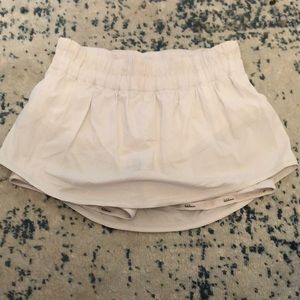 Whit lululemon tennis skirt- excellent condition